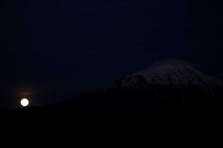 Ağrı Dağı ile birlikte görüntülenen 'Süper Ay' kartpostallık görüntüler oluşturdu