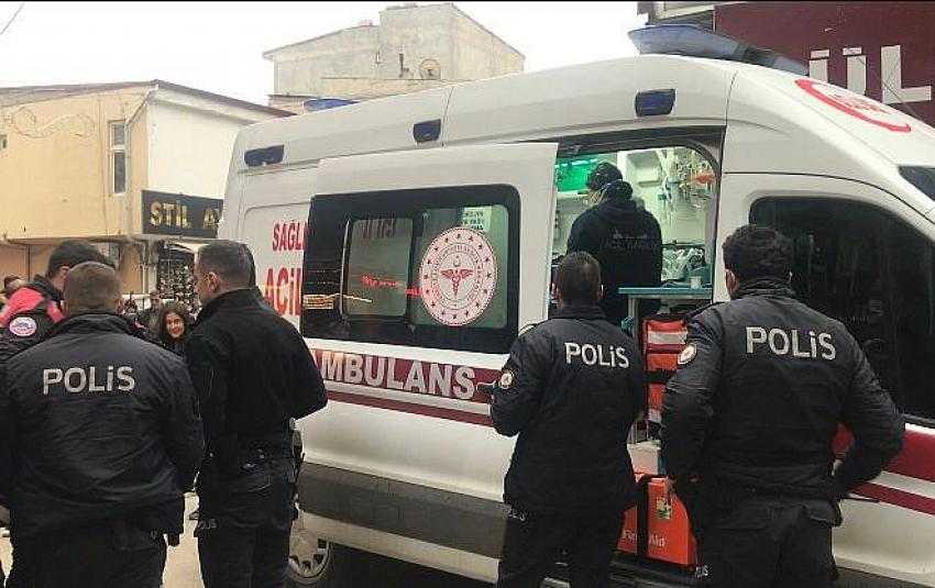 Bıçaklı Kavgada Sırtından Yaralandı