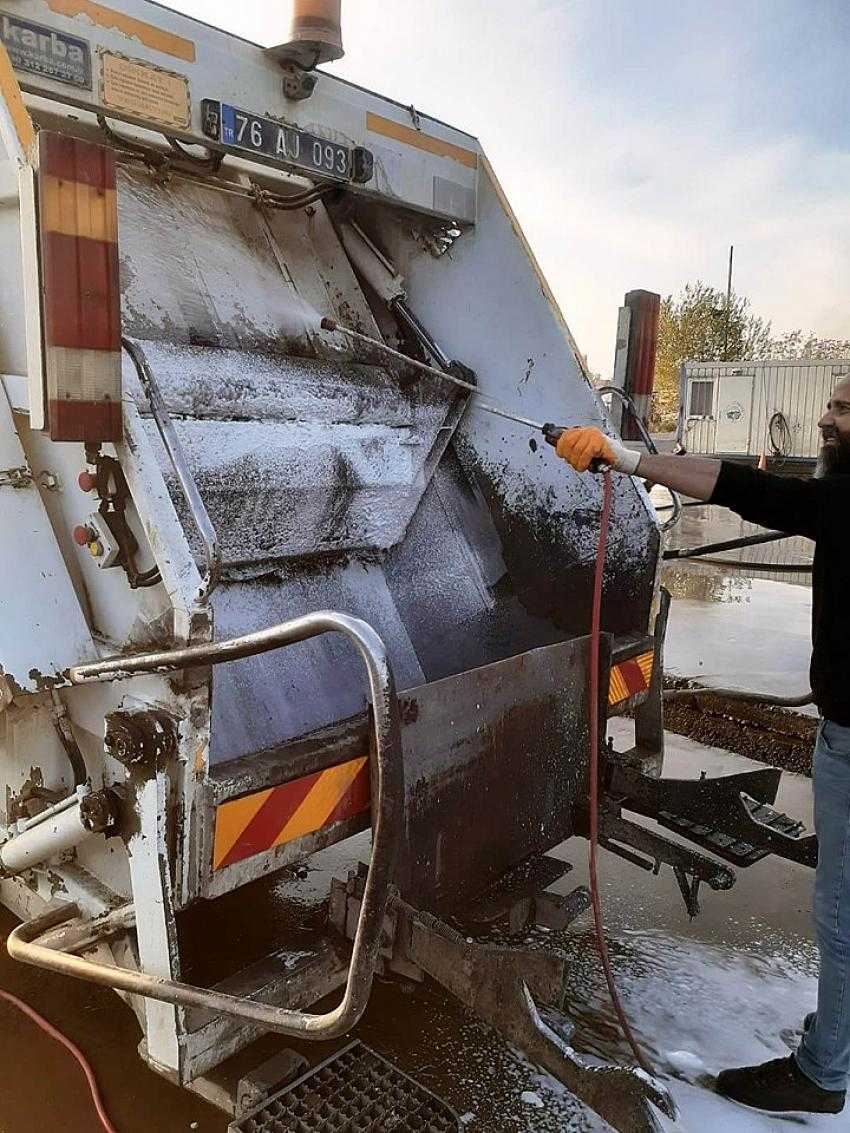 Çöp Konteynerlerina Ve Araçlarına Dezenfekte