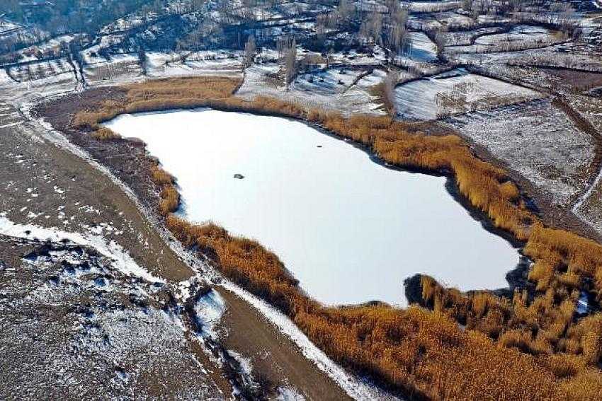 Doğa Harikası Üçkaya Gölü Buzla Kaplandı