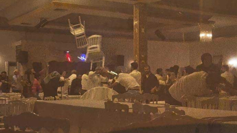 Düğünde ortalık savaş alanına döndü, sandalyeler havada uçuştu!