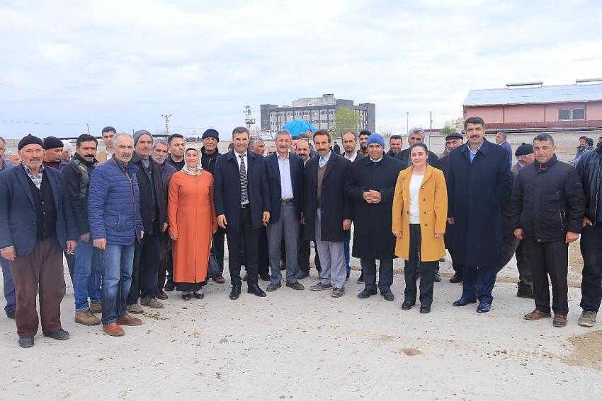 Eş Başkanlar Canlı Hayvan Pazarını Ziyaret etti