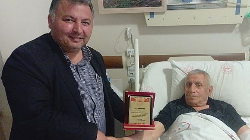 Gazeteciye Hasta Yatağında Plaket