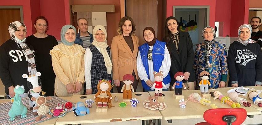 Hatice Sarıibrahim, kadın kursiyerleri ziyaret etti