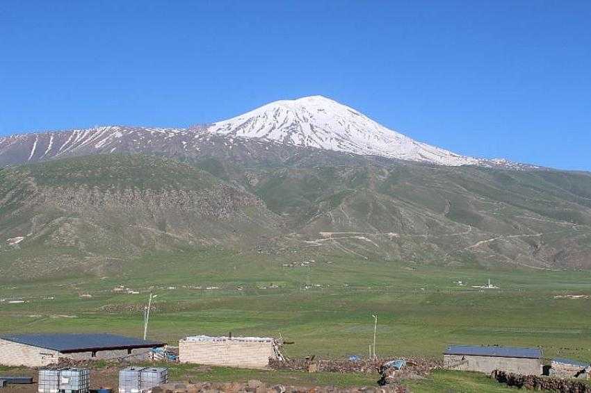 Havaların ısınmasıyla birlikte Ağrı Dağının yüksek kesimlerinde bulunan karlar erimeye başladı