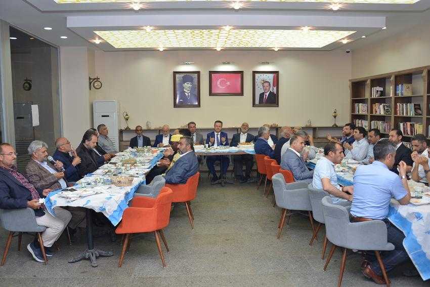 İftarda Din Adamlarıyla Buluştu