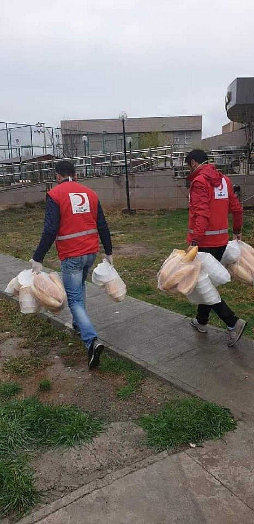 IĞDIR KIZILAY'DAN KORONAVİRÜS SALGIN HASTALIĞI SEBEBİYLE GÖZLEM ALTINDAKİ VATANDAŞLARA YARDIM