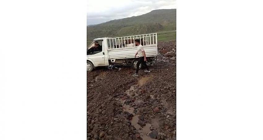 Iğdır'da sağanak sele neden oldu, köy yolu ulaşıma kapandı
