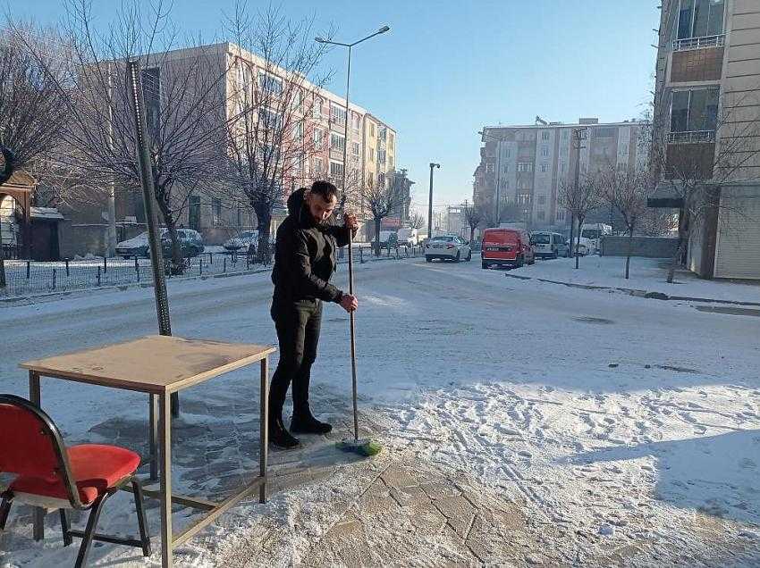 Iğdır’da Esnaf Yeni Haftaya Kar Temizleyerek Başladı