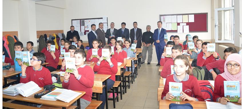 IĞDIR’IN BİYOÇEŞİTLİLİĞİ VE DOĞADAKİ BESİN ZİNCİRİ ADLI KİTAP ÖĞRENCİLERE DAĞITILDI