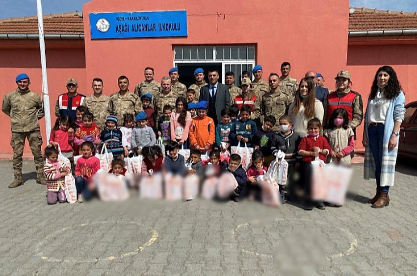 Iğdır'ın sınır köyündeki öğrencilere jandarmadan sürpriz