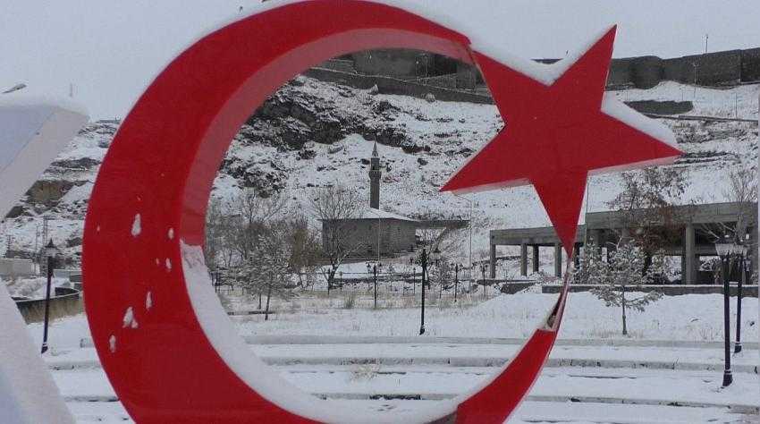 Kars'a baharda kar yağdı