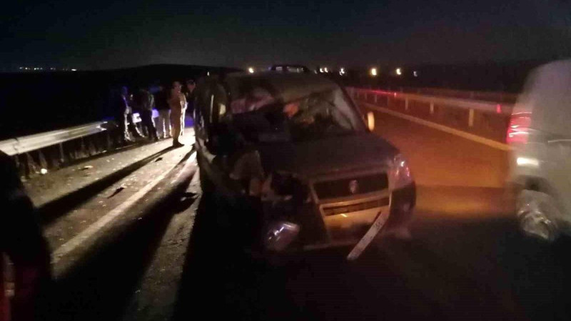 Kars'ta otomobil traktöre çarptı: 1'i kadın 2 kişi yaralandı