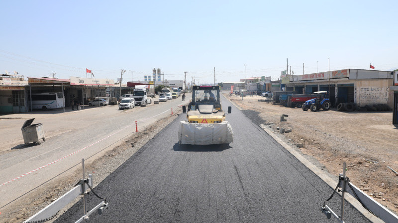 Küçük Sanayi Sitesi yolunda sıcak asfalt serimine başlandı.