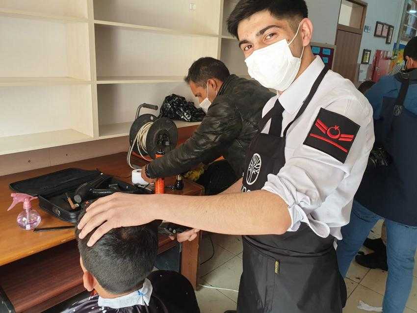 Mehmetçik Okulları gezerek öğrencileri traş ediyor