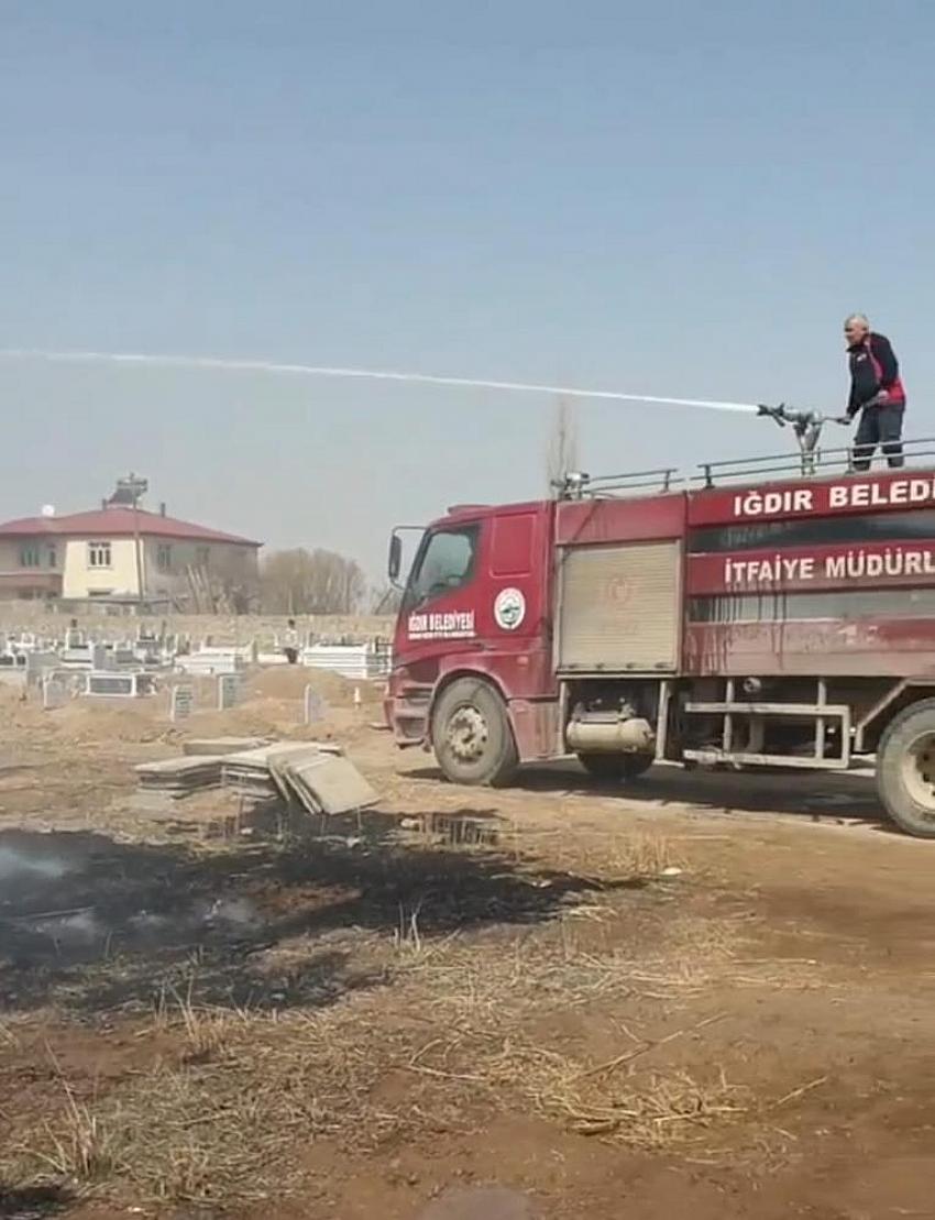 Mezarlıktaki yangın söndürüldü