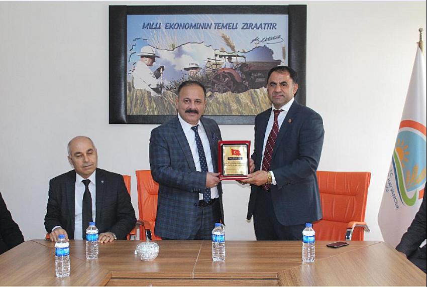 Muhtarlardan Özkan YOLCU'ya Plaket