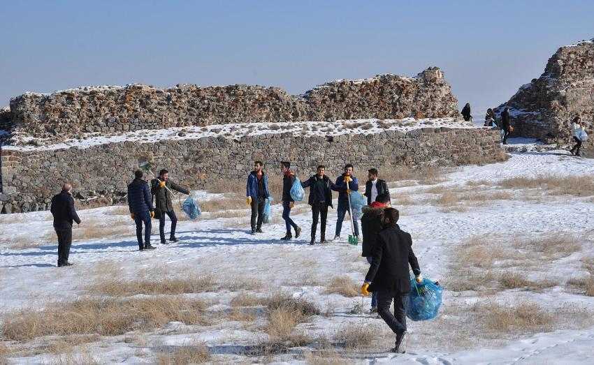 Öğrenciler, “Temiz kale güzel Pasinler” sloganıyla Pasinler Kalesindeki çöpleri topladılar