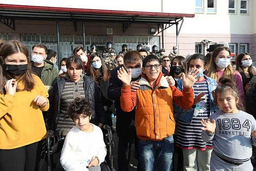 Özel öğrenciler Mehmetçik ile buluştu