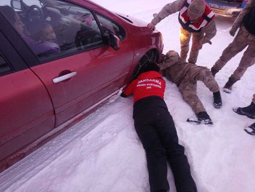 Sarıkamış’ta mahsur kalan aile JAK timlerince kurtarıldı