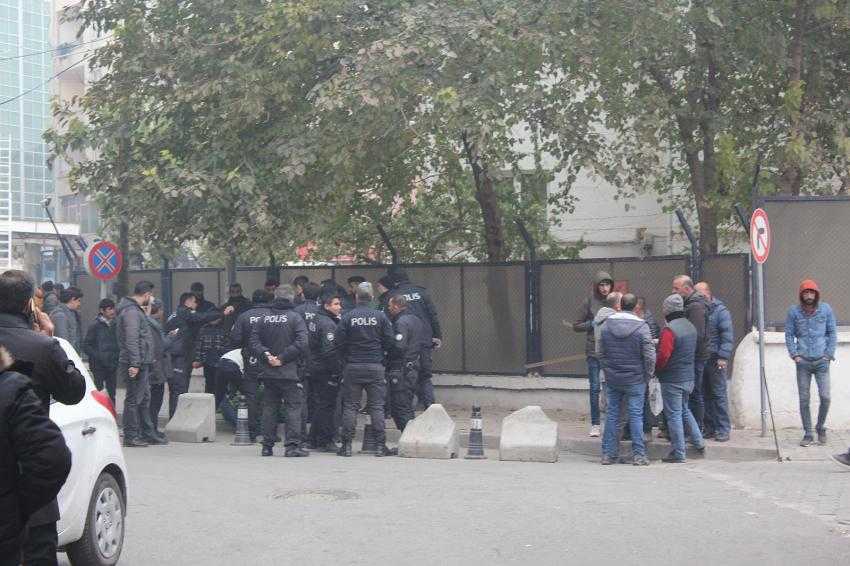 SEYYAR SATICILARLA ZABITA TARTIŞTI, POLİS MÜDAHALE ETTİ