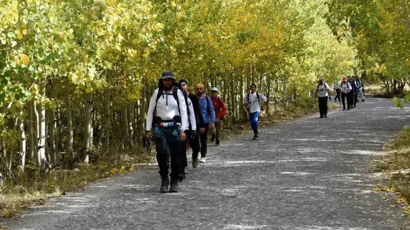 Türkiye'nin en büyük krater gölü Nemrut Gölü, sonbaharda doğaseverlerin ilgi odağı oldu