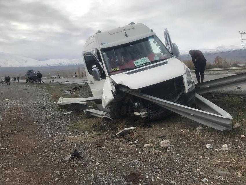 Üniversite öğrencilerini taşıyan servis kaza yaptı
