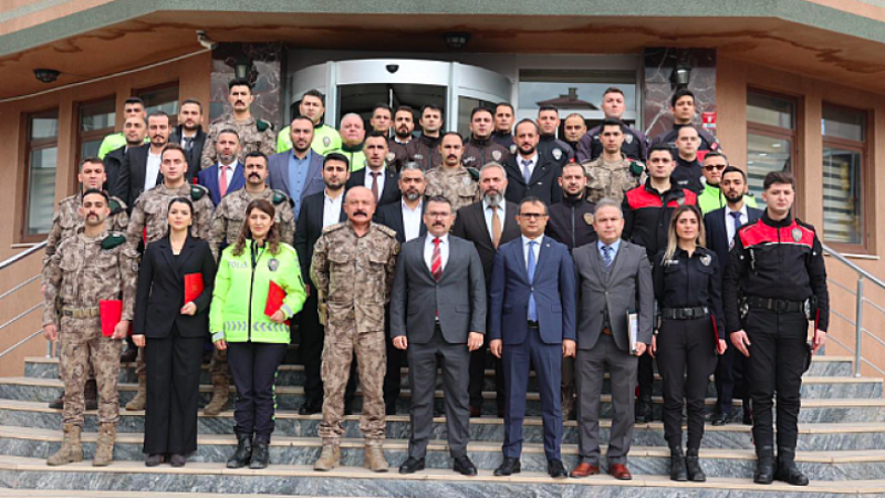 Vali Ercan Turan'dan Polislere Başarı Belgesi