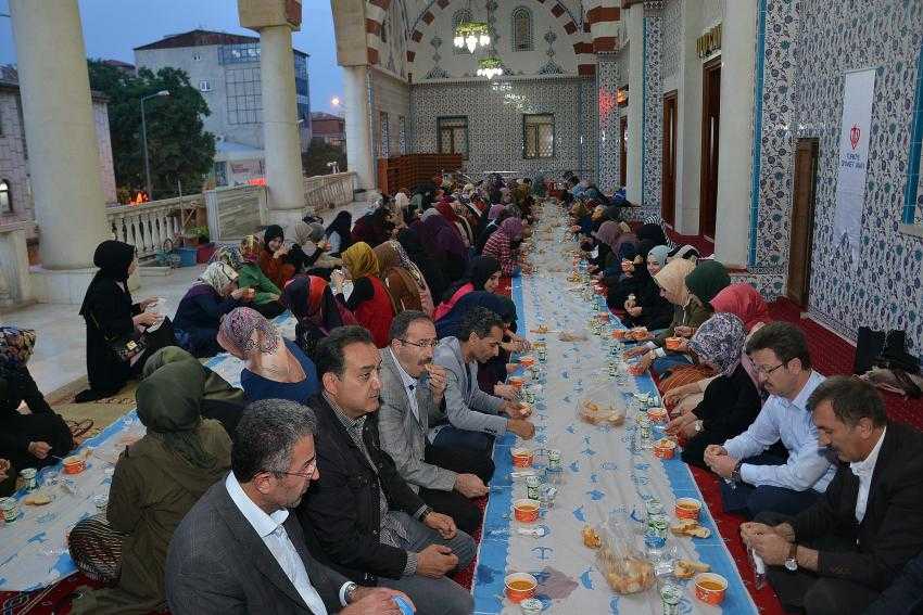 Vali Ünlü Öğrencilerle İftarda