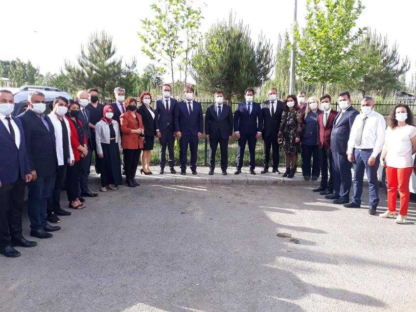 VALİDEN SAĞLIK ÇALIŞANLARINA BAYRAM ZİYARETİ