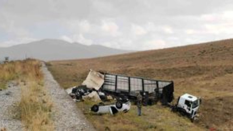 Van'da otomobilin tıra çarpması sonucu 5 kişi yaralandı