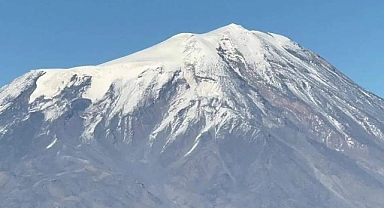 Ağrı Dağı Beyaz Örtüsünü Giymeye Başladı