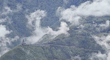 Artvin'de Dev Atatürk Heykeli, Sis Bulutları Arasında Görsel Bir Şölen Sunuyor