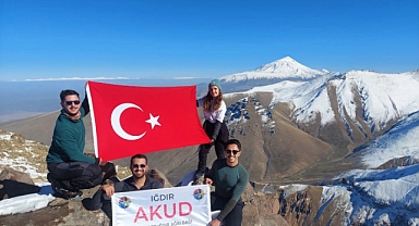 Iğdırlı Dağcılardan 3210 Metrede Cumhuriyet Bayramı Coşkusu