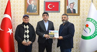 Dr. Okan Özbakır’dan Rektör Alma’ya Anlamlı Kitap Takdimi