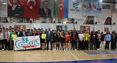 Gençler Hentbol Turnuvası’nda Şampiyonlar Ödüllerine Kavuştu