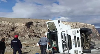 Iğdır-Doğubayazıt Yolunda Tır Kazası: Şoför Şans Eseri Kurtuldu