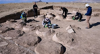 Iğdır Üniversitesi'nden Büyük Arkeolojik Keşif: Urartu Ambarında 42 Çivi Yazılı Pithos Bulundu!