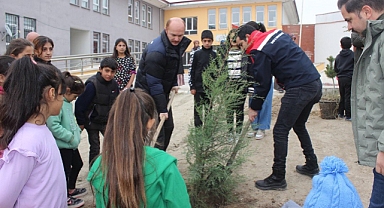 Kaymakam Nurettin Yavuz'dan 11 Kasım Milli Ağaçlandırma Günü’nde Fidan Dikimi: 