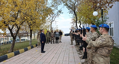 VALİ ERCAN TURAN’DAN SUVEREN JANDARMA KOMANDO TABURUNA ZİYARET