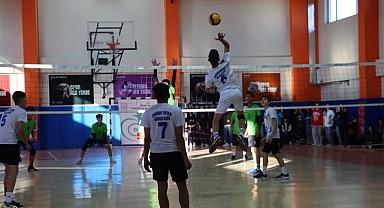 Genç Erkekler Voleybol Heyecanı Topçular Spor Salonu’nda Devam Ediyor