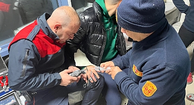 Iğdır’da Parmağına Makas Sıkışan Genç, İtfaiye ve Doktorların Ortak Müdahalesiyle Kurtarıldı