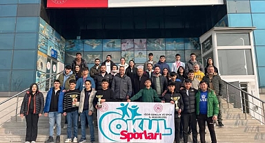 Karaağaç Yarı Olimpik Yüzme Havuzu'nda Nefes Kesen Müsabaka