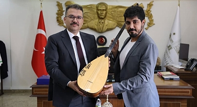 Vali Ercan Turan’a Anlamlı Hediye: İsminin Yazılı Olduğu Bağlama