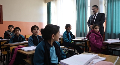 Vali Ercan Turan’dan Tuzluca Cumhuriyet Yatılı Bölge Ortaokuluna Ziyaret