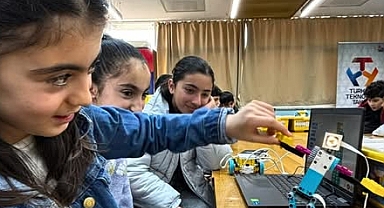 Iğdır’da Geleceğin Mühendisleri Yetişiyor: Öğrencilere Robotik Kodlama Eğitimi Veriliyor