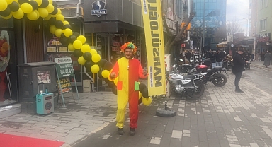 “Iğdırlı Hasan, Renkli Kostümleriyle Açılışların İlgi Odağı Oldu”