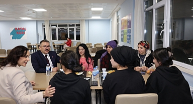 Vali Ercan Turan’dan Aybüke Öğretmen Öğrenci Yurduna Yeni Yıl Ziyareti