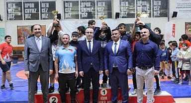 Iğdır'da Okul Sporları Güreş Müsabakaları Sona Erdi