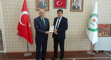 Prof. Dr. Kazım Yıldırım’dan Rektör Alma’ya Kitap Takdimi